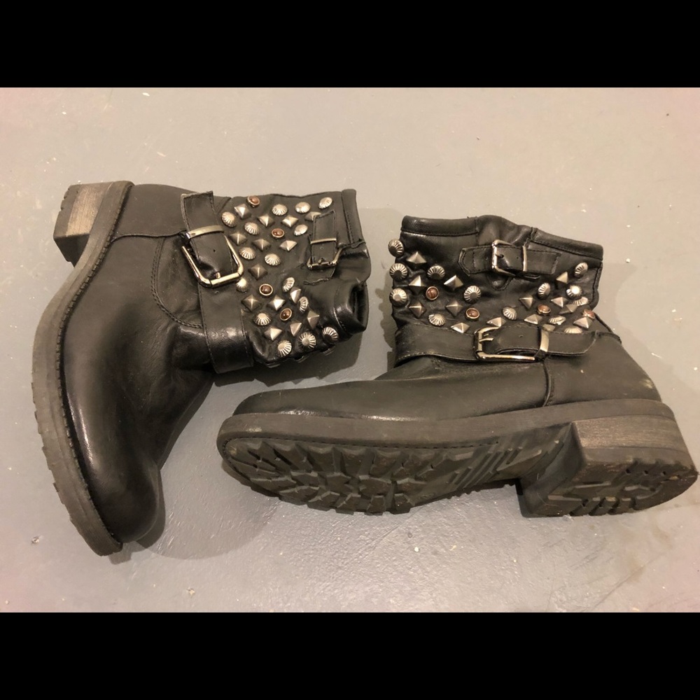 Black boots!